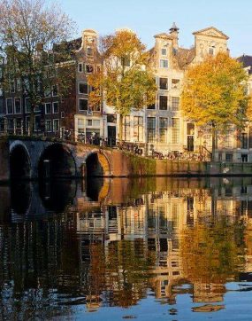 Herfst weerkaatst in de grachten in Amsterdam